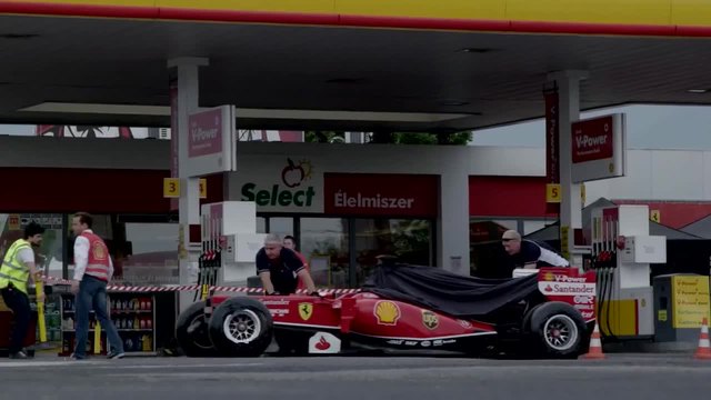 Един обикновен ден в търговски комплекс SHELL – с участието на Себастиан Фетел