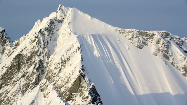 Скиор оцеля по чудо след падане от 500 метра височина в планина в Аляска!