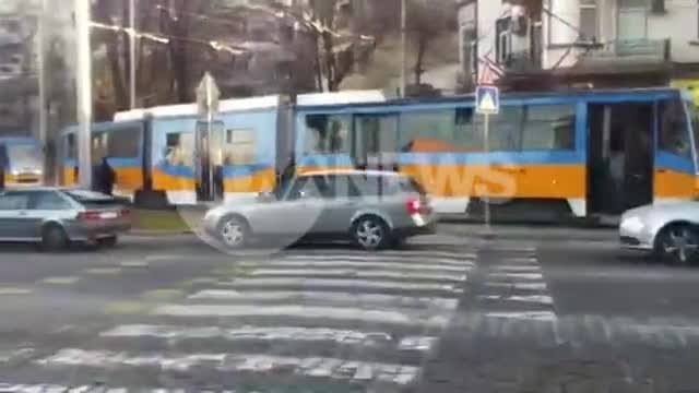 Два трамвая днес се удариха на Руски паметник