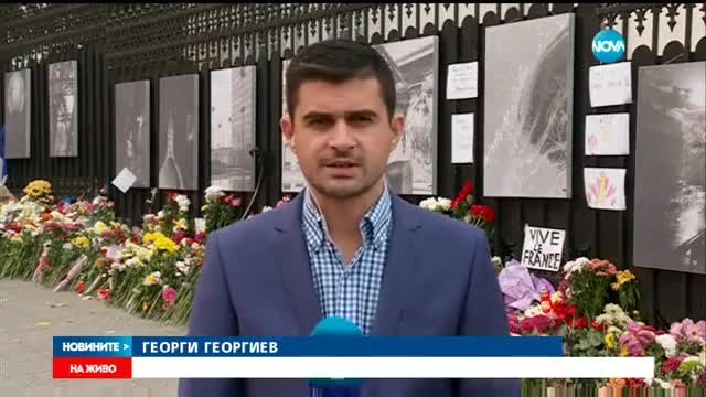 Десетки българи оставиха цветя пред френското посолство