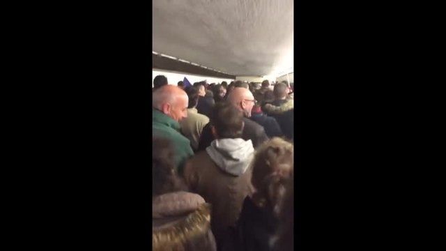Публиката в Стад дьо Франс пее Марсилезата по време на евакуацията
