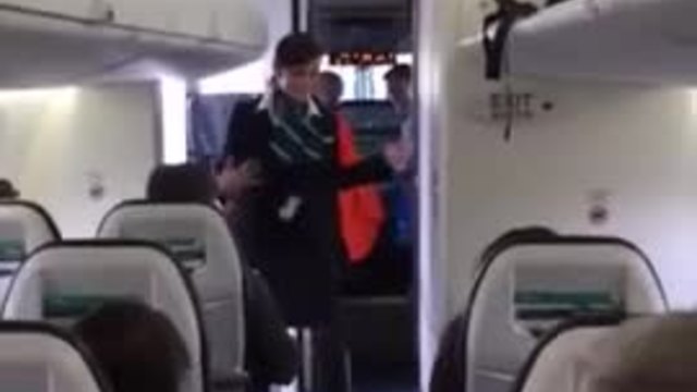 Стюардеса забавлява пътници в самолет с уникален танц (видео)