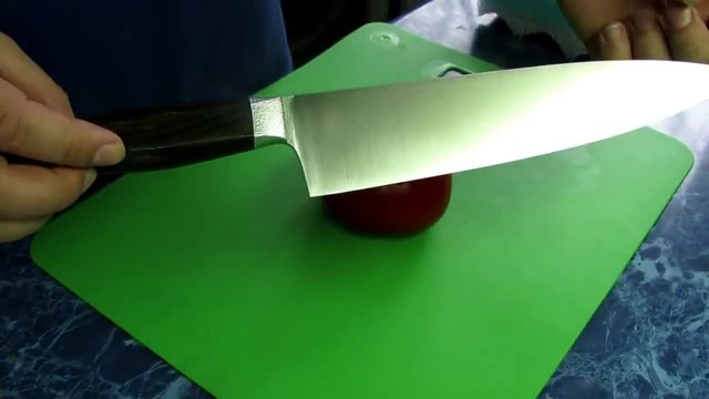 Рязане на домат с нож остър като бръснач (видео)