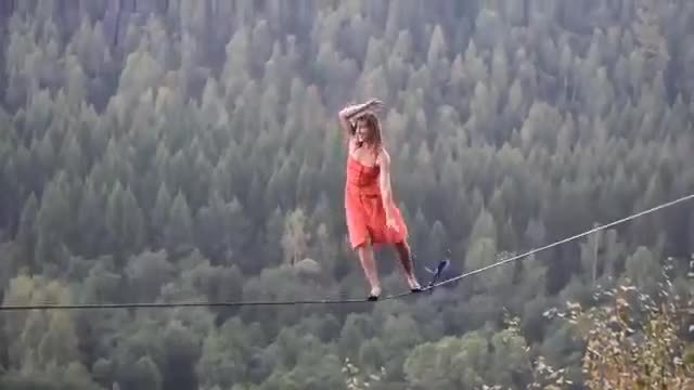 Жена ходи с високи токчета по въже над пропаст! (ВИДЕО)