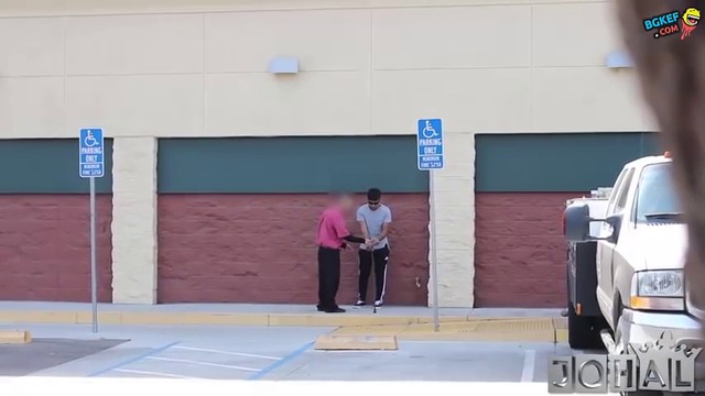 Сляп мъж пита непознат на улицата дали лотарийния му билет е печеливш