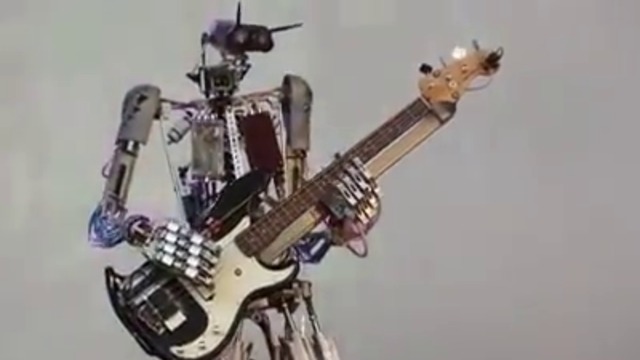 Роботи свирят парчета на Iron Man & Black Sabbath