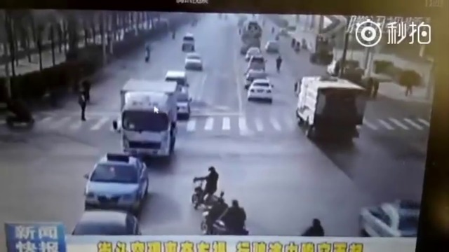 Неведома сила вдига във въздуха коли в Китай