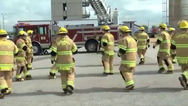 17 пожарникари се подреждат в редица. Вижте какво се случва, щом започва музиката!