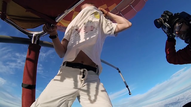 Лудак скача без парашут от балон с горещ въздух