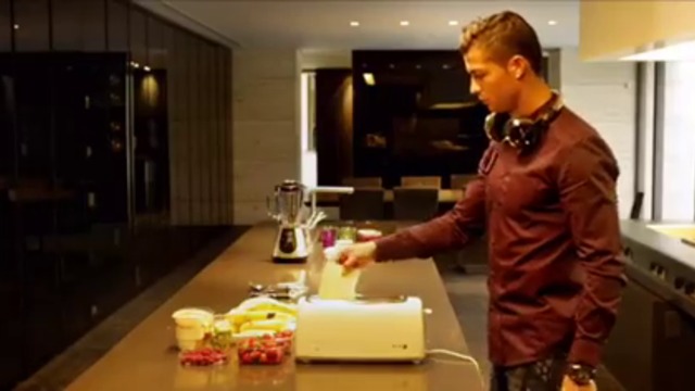 Кристиано Роналдо - Това е моята коледна картичка за теб! Весели празници!