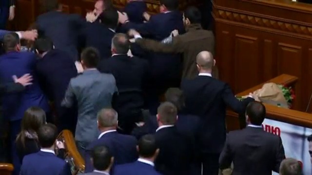 Масов бой сред управляващите в украинския парламент