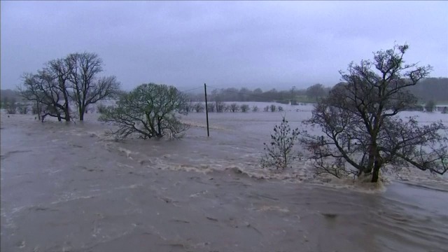 Евакуират хора заради опасност от наводнения във Великобритания