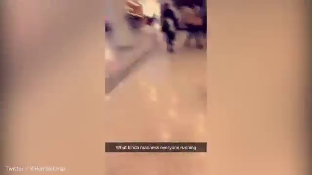 Мъж с мачете атакува хората в търговски център