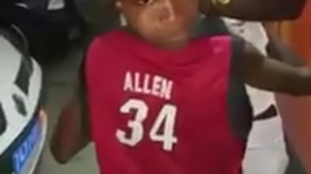 Дете си върти главата на 180 градуса!