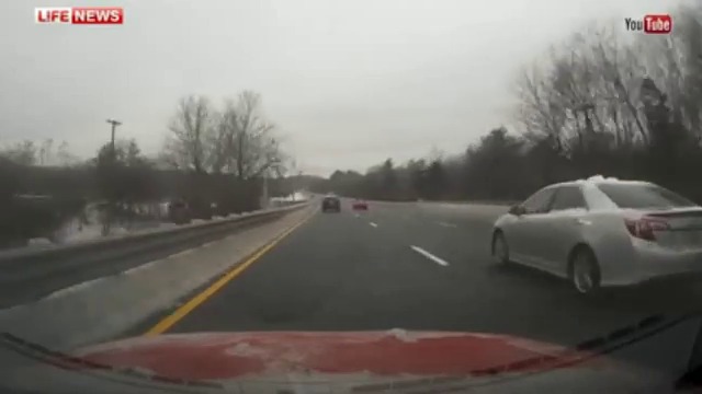 Огромен къс лед разби предното стъкло на джип