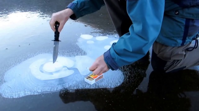 Запалване на газ натрупана под леда на езеро (ВИДЕО)