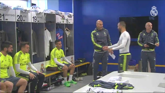 Зинедин Зидан поздрави играчите един по един, преди първата си тренировка на Реал Мадрид