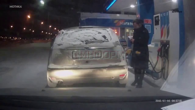 Вижте как жена тества дали бензина гори! Само в Русия :)