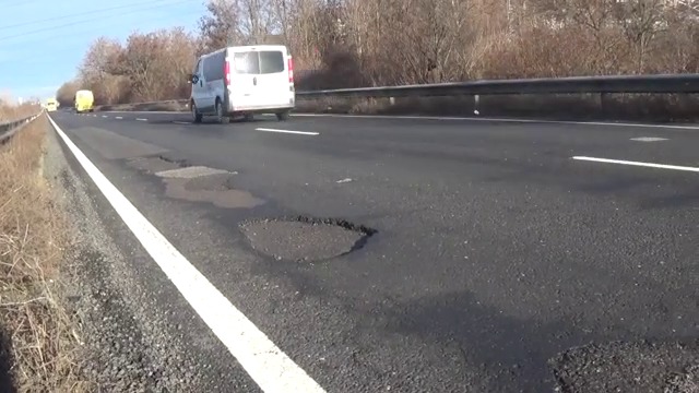 Десетки дупки в асфалта по Е-79 след заледяването - видео БГНЕС