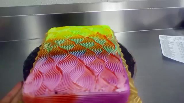Торта променя цвета си при завъртане