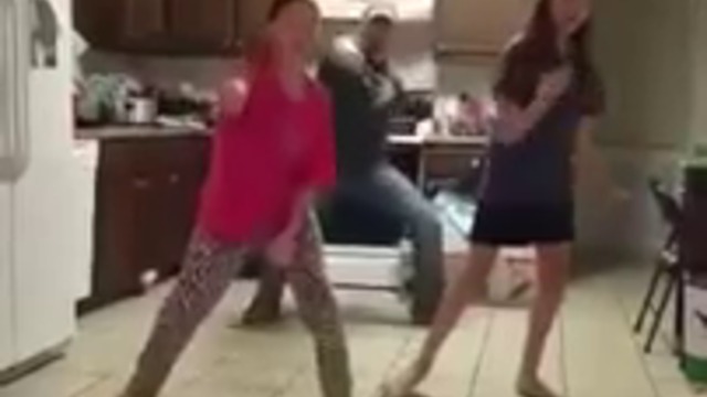 ♥Готин баща танцува с дъщерите си..ღ♥ღ..