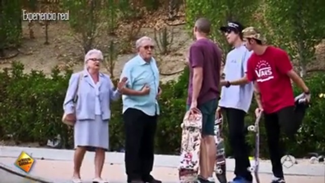 Старец изненада млади скейтъри ...