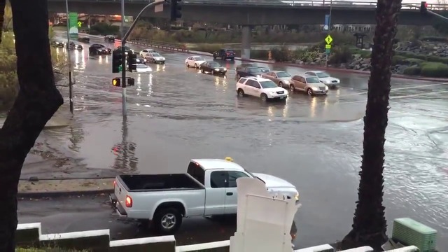 Шофьор на Lamborghini преминава без колебание през наводнен участък от път