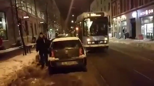 Задружни пешеходци освобождават трамвайните релси от неправилно паркирана кола  