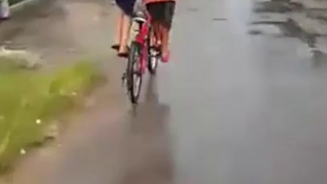 Когато едно колело не стига да се кара от двама ,става така  