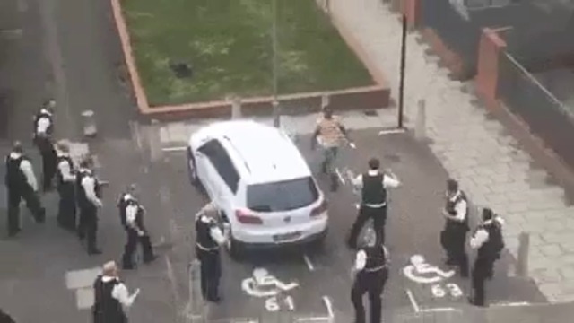 11 полицаи бягат от един разбеснял се мигрант