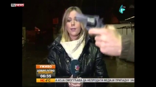 Репортерка остава желязна , докато и размахват пистолет пред лицето !  