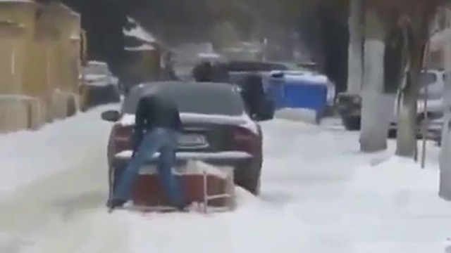 Как украинците почистват снега по улиците