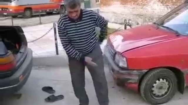 Мъж от България играе кючек на улицата - Смях