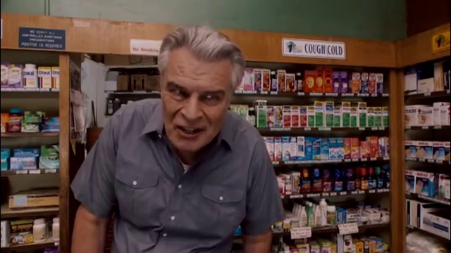 Дете си купува презервативи  