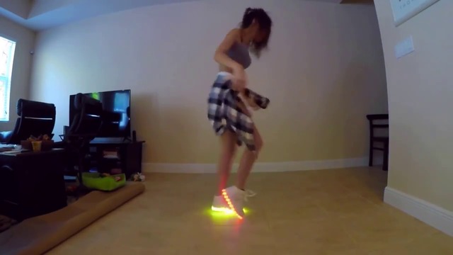 Красиво момиче танцува невероятно със светещи обувки!