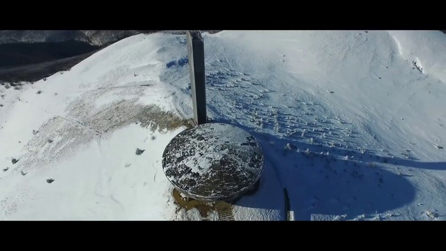 Младежи се разходиха върху паметника на Бузлуджа