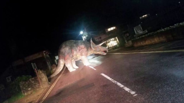Динозавър от рода трицератопс се появи на шосе в Англия - Огромната фигура била взета от парк за праисторическата епоха