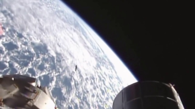 Камери заснеха как НЛО преследва товарен спътник