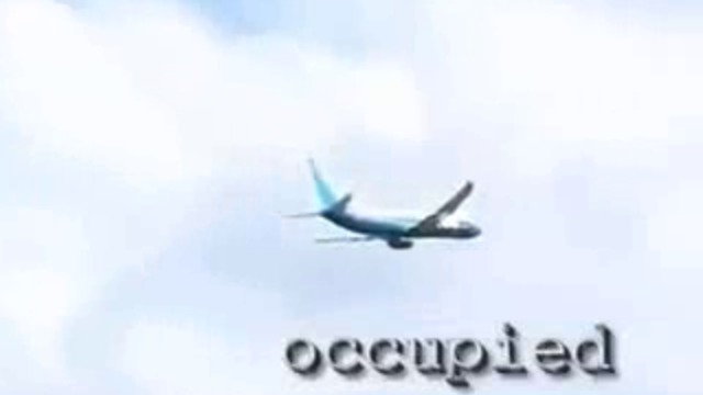 Момиче показва как се пуши в самолет