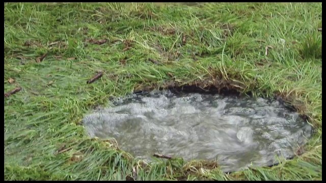 Хлапе пада в дълбока локва