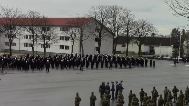Норвежки военноморски кадети празнуват завършване с танц на Бруно Марс