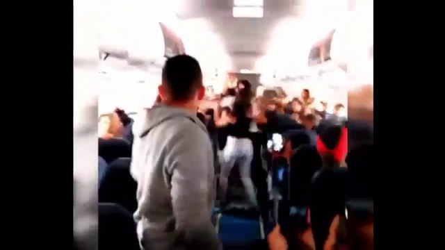 Женски бой в самолет (ВИДЕО) Footage shows Women Fight on Plane