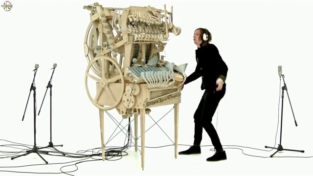 Пеещият компютър! Wintergatan - Marble Machine (Music Instrument Using 2000 Marbles) (2016)