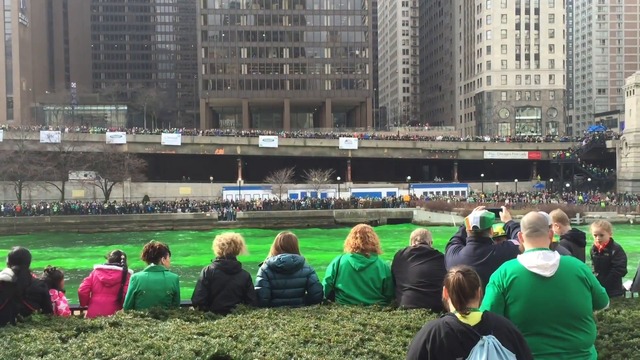 Река в Чикаго потече в изумрудено зелен цвят за Деня на Свети Патрик