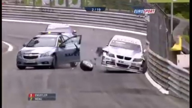 Когато колата за сигурност излиза на пистата без разрешение.