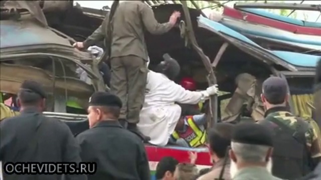 Бомба в автобус уби най-малко 16 чиновници в Пакистан  