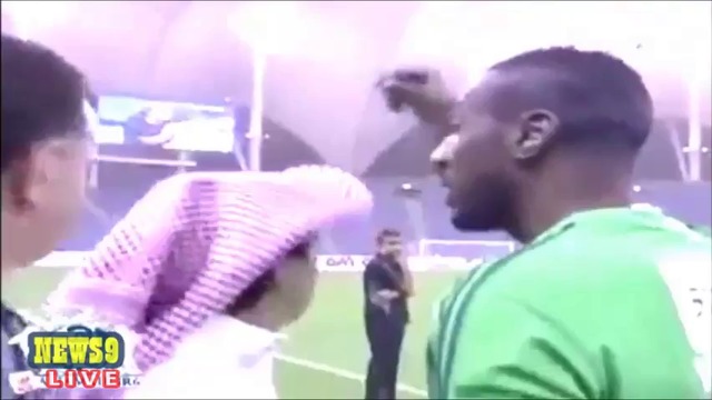 Подстригаха футболист по средата на мача, нарушавал исляма