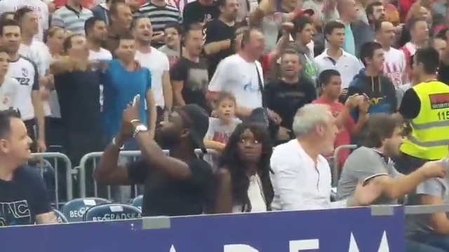 Чернокожа жена показва най - изтрещелият поглед при вида на езалтирани фенове по време на мач!  