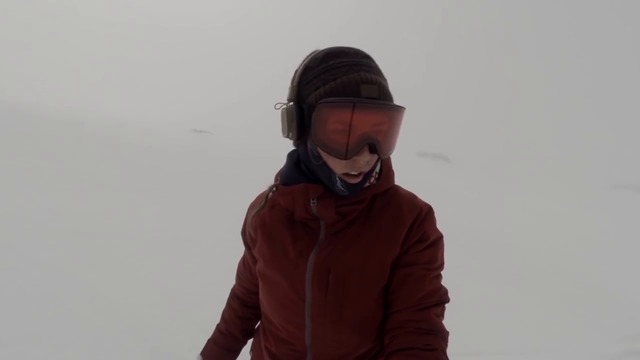 Мечка погна сноубордистка в момент на селфи