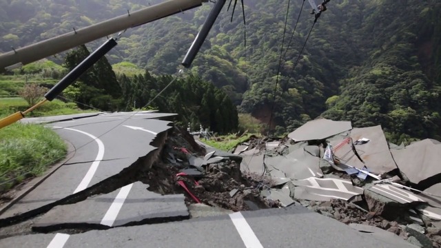 Магистрала погълна 8 души след труса в Япония